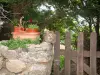 Sant'Antonino - Muret en pierre avec un chat et des pots de fleurs, portillon en bois et arbres