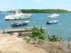 Santa Rosa - Porto de Sainte-Rose com seus barcos e ilhotas de Grand Cul-de-Sac Marin ao fundo