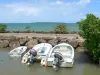 Santa Rosa - Porto de Sainte-Rose e seus barcos ancorados com vista para as ilhotas de Grand Cul-de-Sac Marin em segundo plano