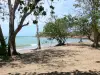 Santa Rosa - Praia da enseada da ilha protegida por árvores