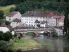 São Hipólito - Ponte que atravessa o rio Doubs, antigo convento das Ursulinas, casas da cidade e árvores