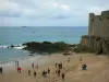 São Malo - Praia de areia e fortificação da cidade de corsário Malouine, rochas, mar e céu nublado