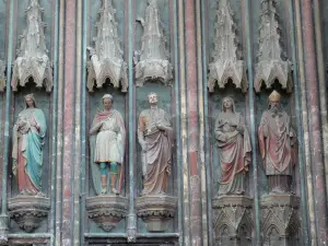 São Quentin - Interior da Basílica de Saint-Quentin: estátuas de santos