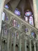 São Quentin - Interior da Basílica de Saint-Quentin: cerca de pedra e vitrais