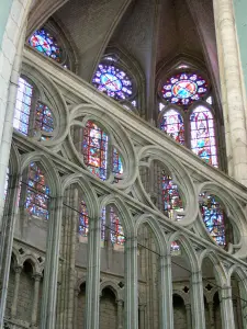 São Quentin - Interior da Basílica de Saint-Quentin: cerca de pedra e vitrais