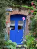 São Sulíaco - Porta azul de uma casa e flores