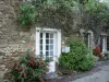 São Sulíaco - Casa de pedra decorada com flores, plantas e uma rosa escalada