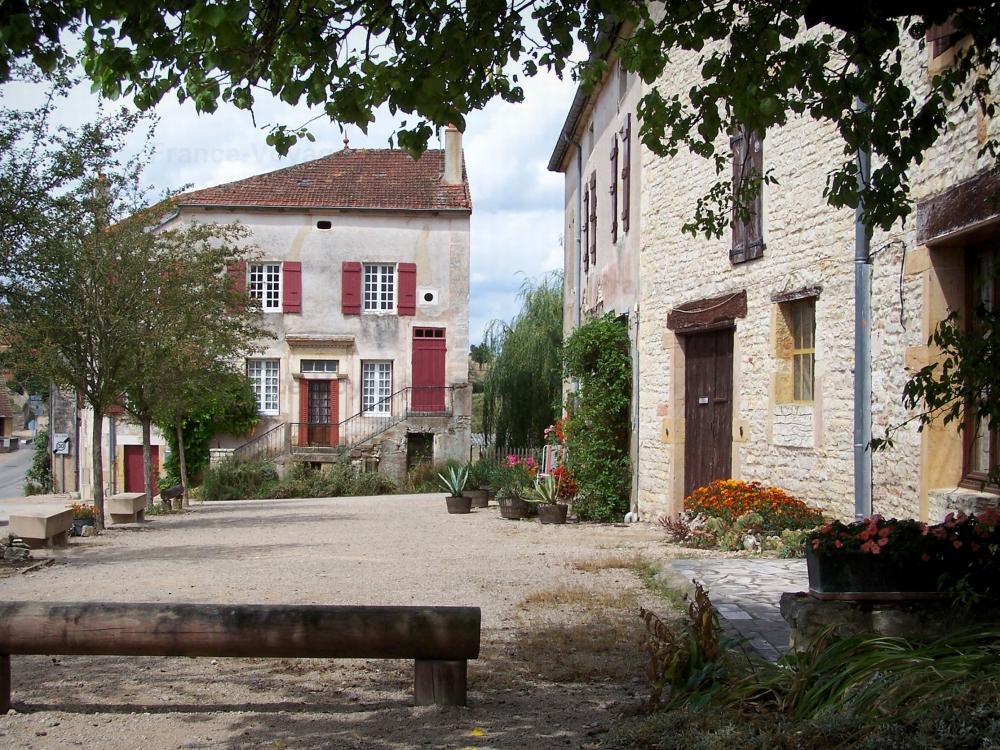 Guide de la Saône-et-Loire - Chapaize - Petite place et maisons du village