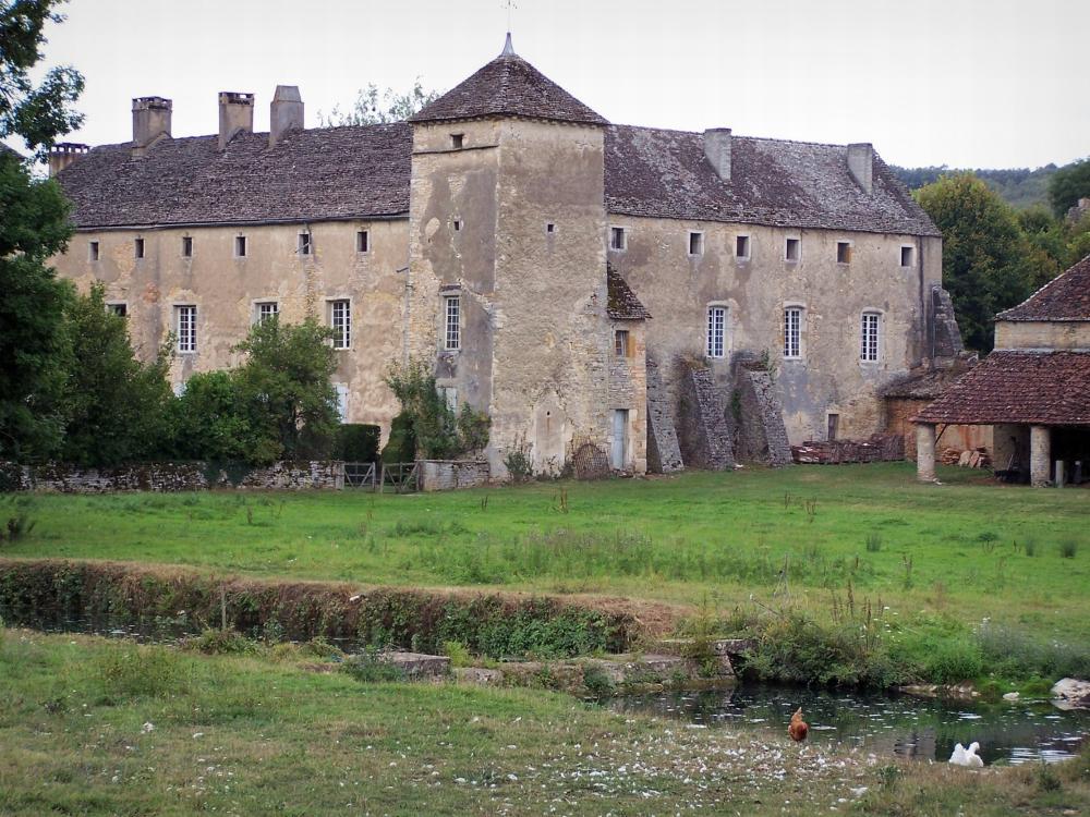 Guide de la Saône-et-Loire - Ozenay - Château, prairie et rivière