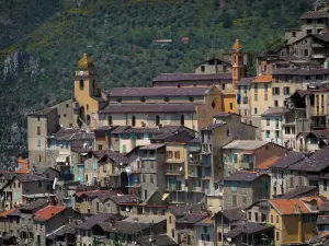 Saorge - Campanile della chiesa di St. Sauveur, il campanile di White Cappella dei Penitenti (Cappella di St. Jacques) e le case del borgo medievale arroccato sopra la valle della Roya