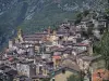 Saorge - Torres de sino e casas da vila medieval empoleirada que domina o vale de Roya