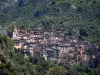 Saorge - Torres de sino e casas da aldeia medieval empoleirada que domina o vale de Roya