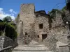 Saorge - Pisado beco, torre e casa de pedra da vila medieval