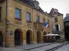 Sarlat-la-Canéda - Ayuntamiento y la Plaza de la Libertad con una cafetería, en el Périgord