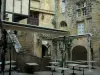 Sarlat-la-Canéda - Restaurante con terraza y casas de la ciudad medieval, en el Périgord