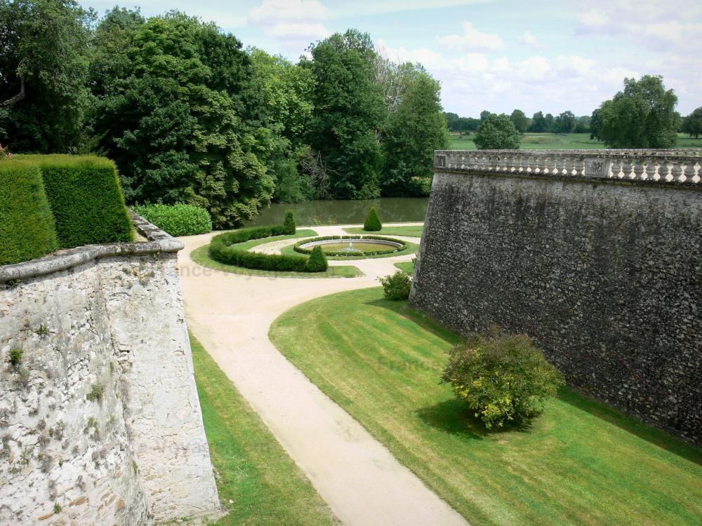 Guide de la Sarthe - Château du Lude - Vue sur le bassin du jardin bas (jardin à la française) au bord de la rivière Loir