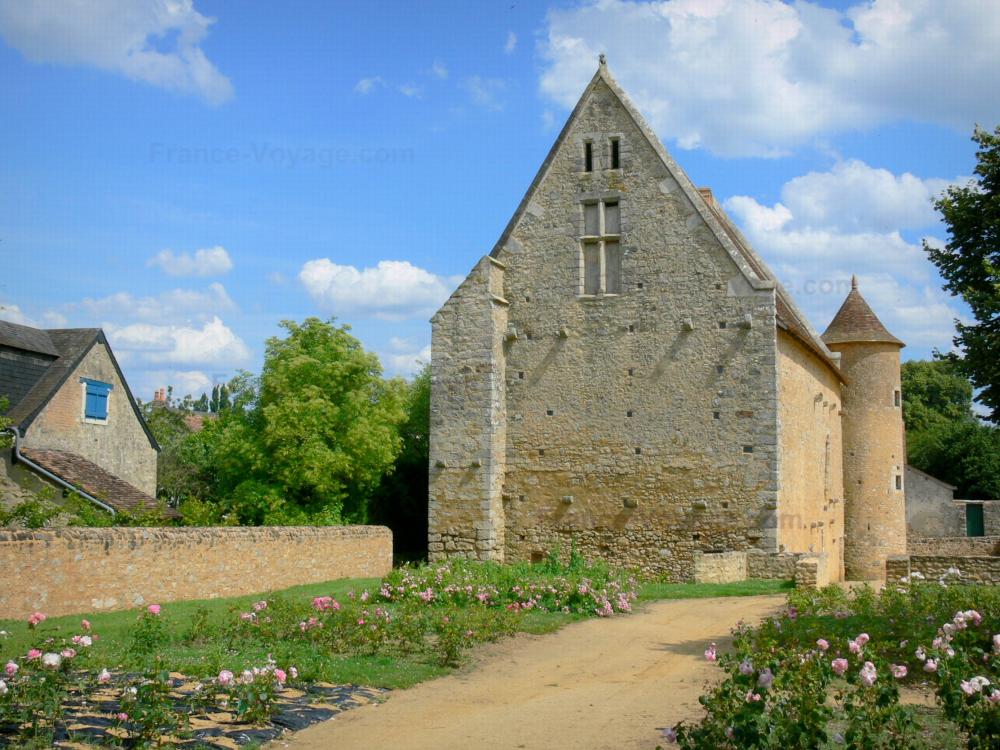 Guide de la Sarthe - Asnières-sur-Vègre - Manoir de la Cour dit le Temple et roseraie en fleurs