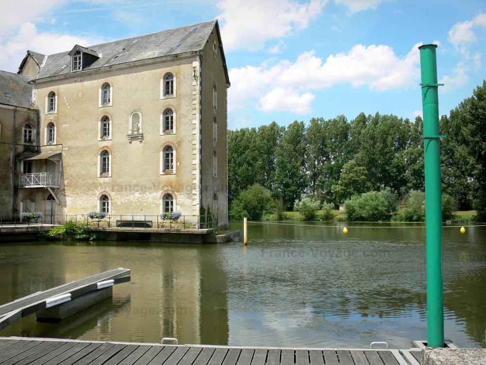 Guide de la Sarthe - Malicorne-sur-Sarthe - Ancien moulin, rivière Sarthe et arbres ; dans la vallée de la Sarthe