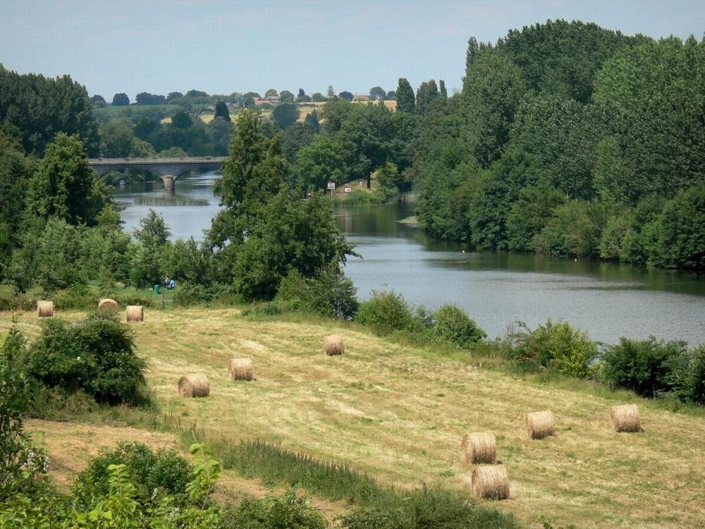 Guide de la Sarthe - Paysages de la Sarthe - Vallée de la Sarthe : bottes de foin dans un pré, rivière Sarthe, pont de Parcé-sur-Sarthe, et arbres au bord de l'eau