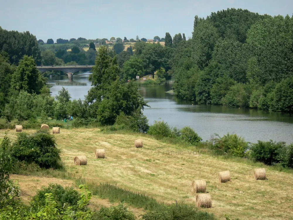 Guía de Sarthe - Paisajes de Sarthe - Valle de Sarthe: pacas de heno en un prado, el río Sarthe, puente Parcé-sur-Sarthe, y los árboles a la orilla del agua