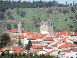 Saugues - Torre do inglês (vigília), campanário do collegiate Saint-Médard e casas do bairro