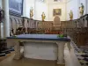 Saulieu - Interior de la basílica de Saint-Andoche: sillería de madera del coro