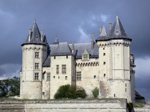 Saumur - Schloß der Herzöge von Anjou beherbergend das Museum des Kunsthandwerk und das Pferde-Museum, gewittriger Himmel (Loiretal)
