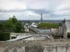 Saumur - Vestingwerk (muur) van het kasteel met uitzicht op de toren van de kerk van St. Peter en de huizen van de stad