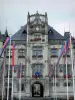 Saumur - Gevel van het Hôtel de Ville (Stadhuis) en vlaggen