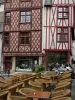 Saumur - Oude huizen met houten zijkanten van het plein met het St. Peter's, winkel en cafe-terras