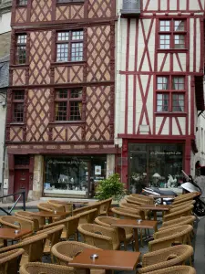 Saumur - Alte Fachwerkhäuser des Platzes Saint-Pierre, Boutique und Strassencafe