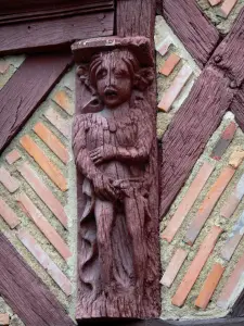 Saumur - Geschnitzte Holzfiguren einer Fassade eines alten Hauses