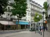 Saumur - Rue commerçante bordée de bâtiments, de boutiques et d'arbres