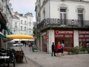 Saumur - Häuser, Terrasse einer Gaststätte und Geschäfte