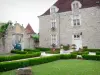 Sauveterre-de-Bearn - Fachada da prefeitura de Sauveterre-de-Béarn e seu jardim de flores