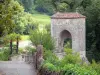 Sauveterre-de-Bearn - Portão fortificado da Ponte da Lenda em um cenário verde