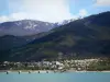 Savines-le-Lac - Village, lac de Serre-Ponçon (retenue d'eau), pont de Savines enjambant le lac artificiel et montagnes ; dans le Parc National des Écrins