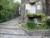 Sceautres - Façade d'une maison en pierre et ruelle pavée du village