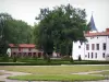 Schloß Bastie-d'Urfé - Fassade des Renaissanceschlosses, Gärten (Buchsbaumbeete, zurückgeschnittene Sträucher, Rasen, Bäume) und Nebengebäude; in Saint-Etienne-le-Molard