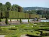 Schloß von Champs-sur-Marne - Schlosspark: Broderieparterres und Blumenparterres, Wasserbecken und Bäume des französischen Gartens