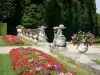 Das Schloß von Champs-sur-Marne - Schloß von Champs-sur-Marne: Schlosspark: Blumenbeete, Blumentröge, Standbild und Bäume