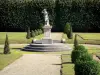 Das Schloß von Champs-sur-Marne - Schloß von Champs-sur-Marne: Schlosspark: Standbild, beschnittene Sträucher und Rasen