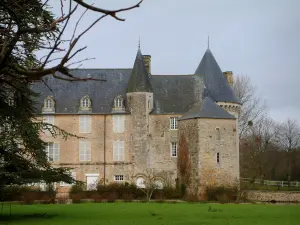 Schloß von Colombières - Schloß, Rasen und Baum