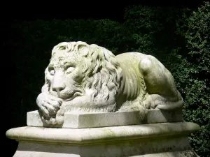 Schloss von Courances - Skulptur eines Löwen (Löwenskulptur) im Park