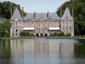 Schloss von Courances - Schlossfassade sich in den Gewässern des Miroir (Wasserspiegel) widerspiegeln