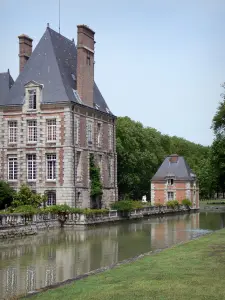 Schloss von Courances - Teil des Schlosses, Wassergräben und Gartenhäuschen