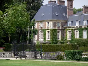 Schloss von Courances - Park und Schloss Nebengebäude