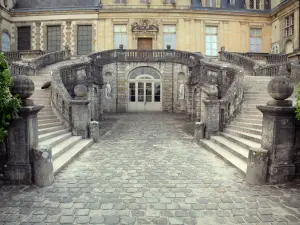 Schloß von Fontainebleau - Hufeisentreppe des Hofes Cheval Blanc (Abschiedshof) und Fassade des Palastes von Fontainebleau