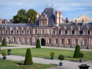 Schloß von Fontainebleau - Palast von Fontainebleau: Flügel der Minister und Rasen des Hofes Cheval Blanc (Abschiedshof)
