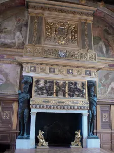 Schloß von Fontainebleau - Im Palast von Fontainebleau: grosse Wohnungen: Ballsaal und sein monumentaler Kamin
